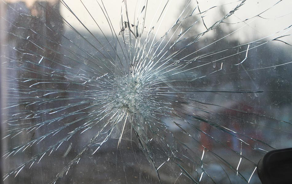 cracked-windshield-after-car-accident